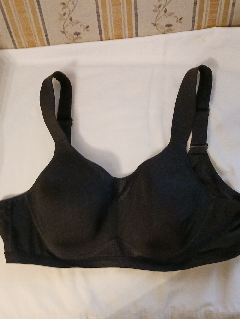 Livi Active Black Wireless Support Bra